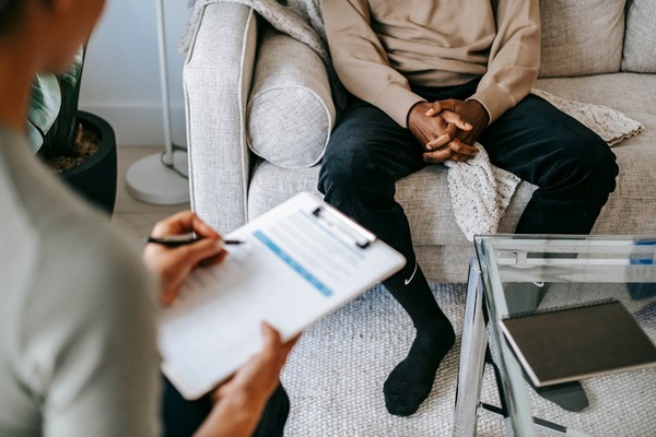 A forensic psychologist conducting counseling