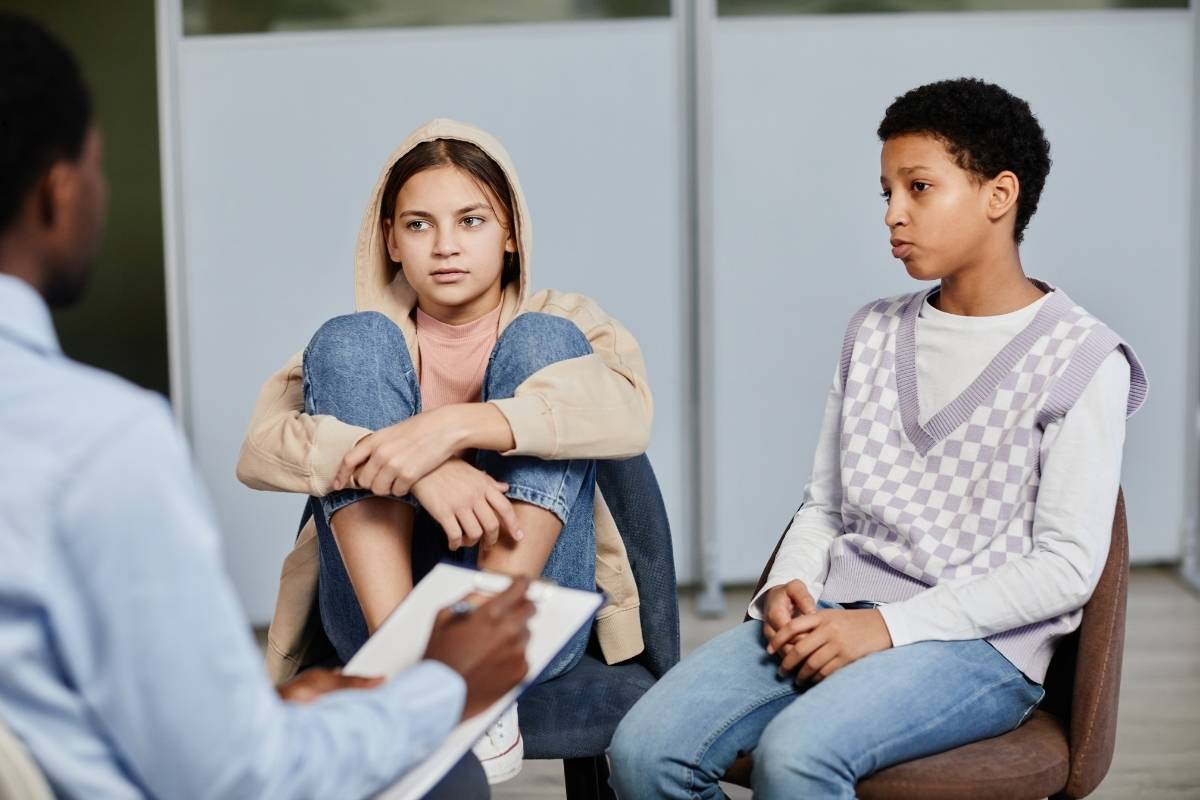 Teenagers talking to a forensic psychologist.