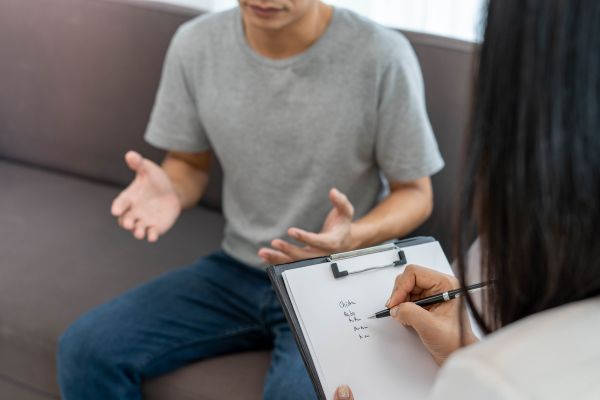 A man talking with a forensic psychology expert.