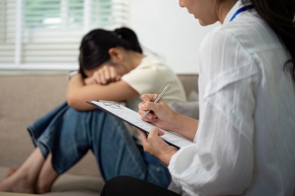 A forensic psychology expert conducting an interview with a client.
