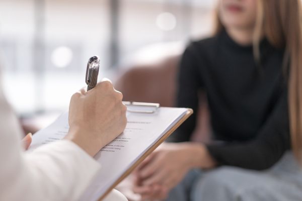 A person consulting with a forensic psychologist.