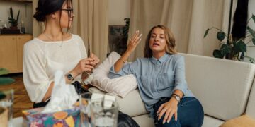 Forensic psychologist talking to a client