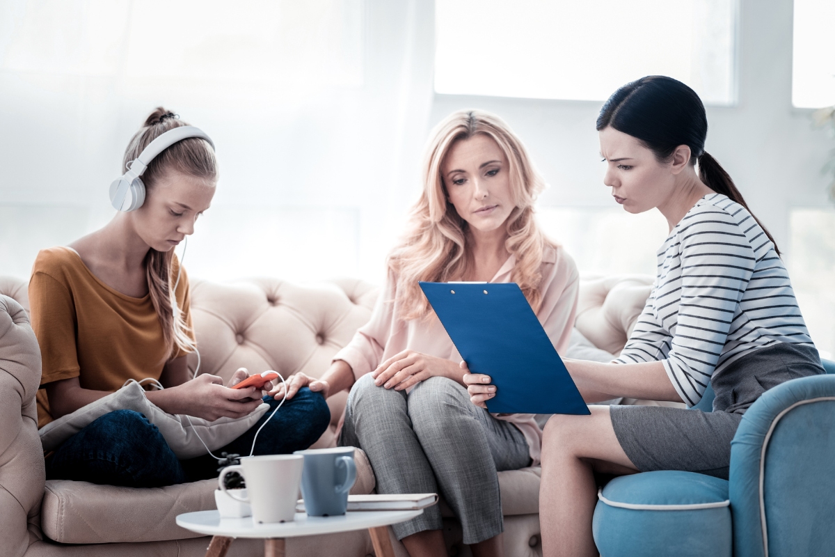 Psychologist showing psychoeducational assessment results to a parent.