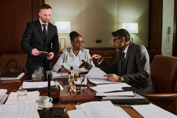 Forensic psychologist presenting evidence to judges