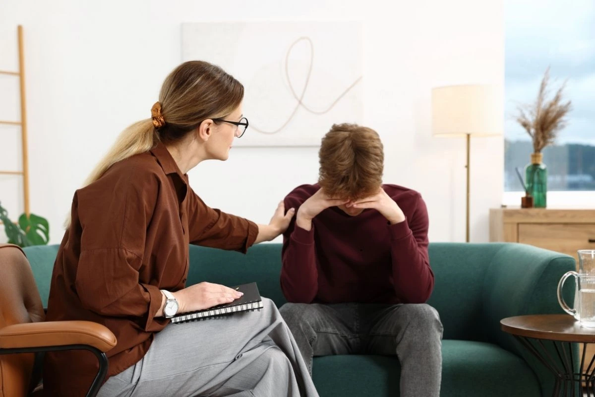 Psychologist reassuring client during forensic evaluation.